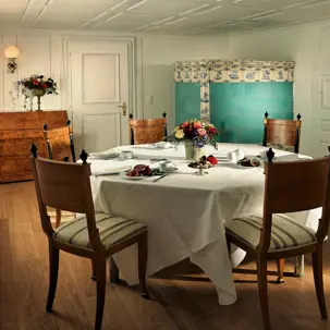Zinggenhuesli Studios Luzern Esszimmer mit Kachelofen