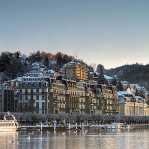 Grand Hotel National Luzern Gebäude schneebedeckt
