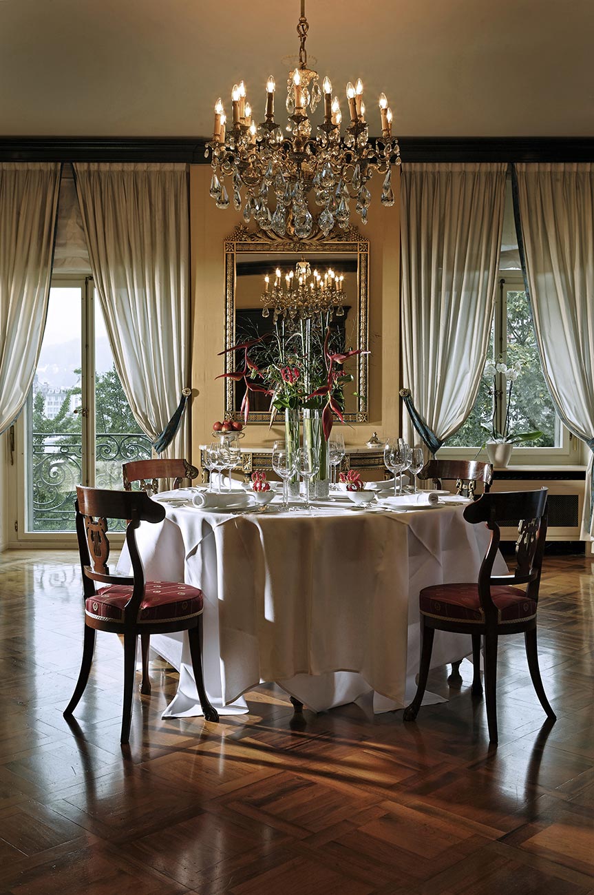 National Luzern Apartments mit Hotelservice - Esszimmer mit schön gedecktem Tisch