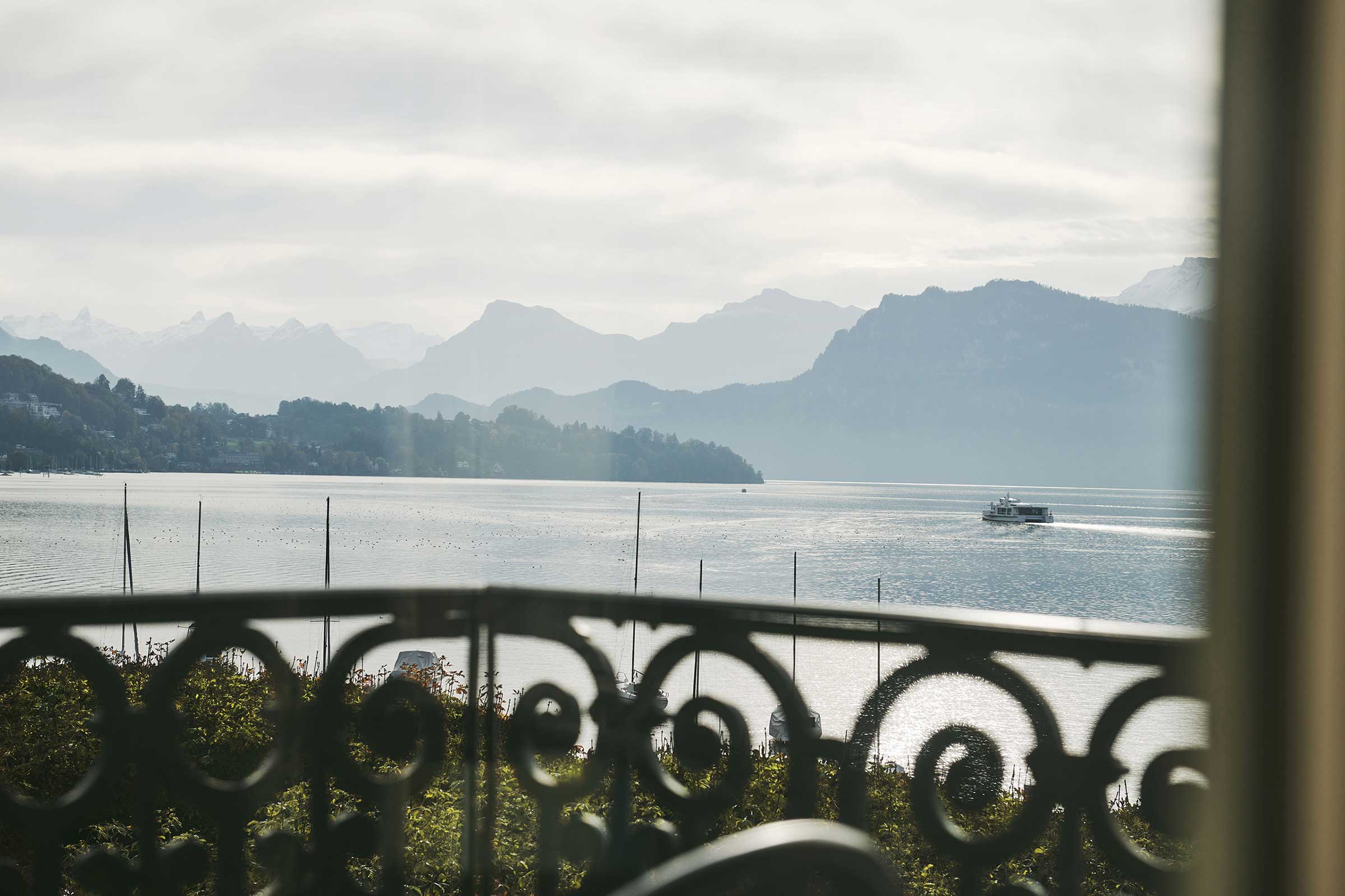 Blick auf Vierwaldstättersee und Berge vom Grand Hotel National Luzern