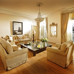 National Luzern Apartments mit Hotelservice - Wohnzimmer mit hellem Sofa und Seeblick