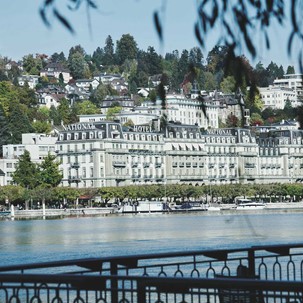 Blick auf Grand Hotel National Luzern vom anderen Seeufer