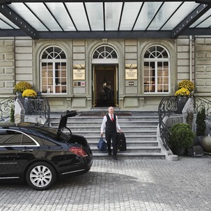 Concierge vor Grand Hotel National Luzern